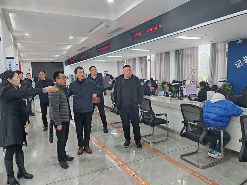组织党员中的人大代表、政协委员到区社保中心开展会前集中调研.jpg