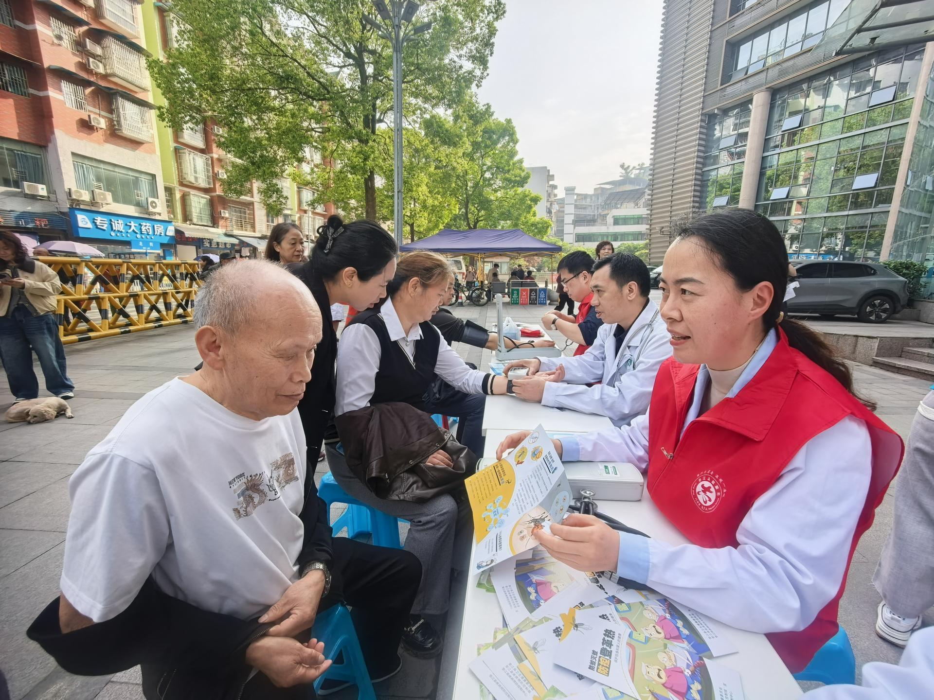 农工党垫江县基层委员会开展“爱国卫生月”健康义诊活动2