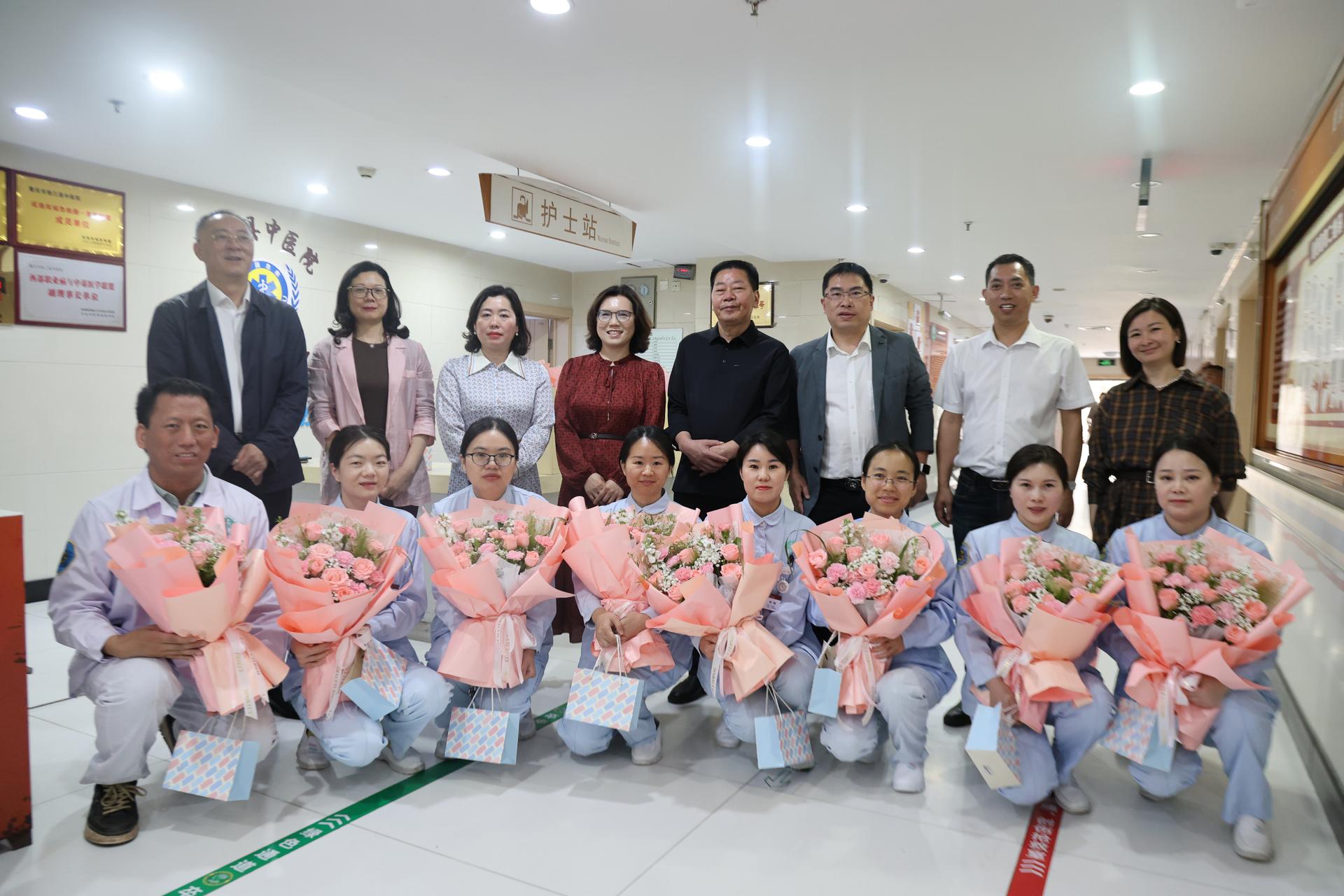 【垫江县】农工党垫江县基层委员会开展“5·12”国际护士节慰问活动.JPG