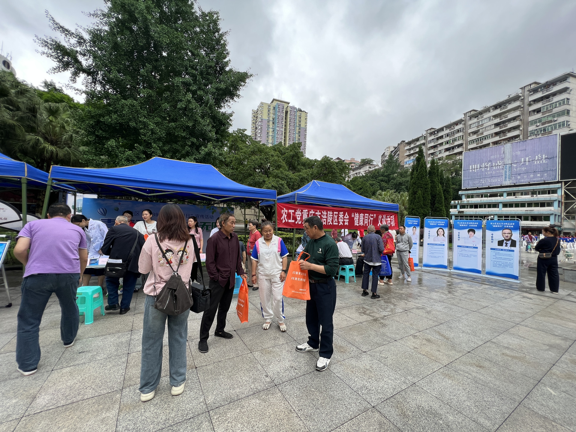 20260529农工党区委会开展世界无烟日宣传暨“健康同行”义诊活动